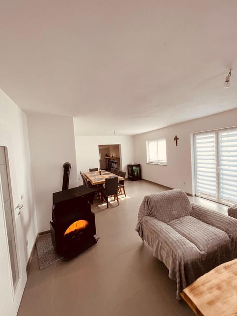 Living room, Dining area, fireplace, acessibility