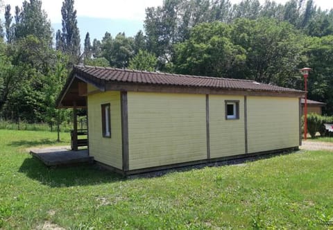 Camping Onlycamp Les Peupliers du Lac Campground/ 
RV Resort in Haute-Savoie