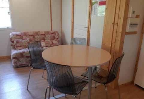 Camping Onlycamp Les Peupliers du Lac Campground/ 
RV Resort in Haute-Savoie