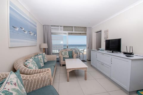 Communal lounge/ TV room, Natural landscape, TV and multimedia, Living room, Seating area, Evening entertainment, Sea view