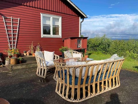 Property building, Patio, Patio, Day, Natural landscape, BBQ facilities, Garden, Garden, View (from property/room), Balcony/Terrace, Dining area