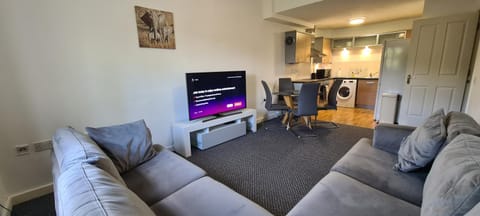 Communal lounge/ TV room, TV and multimedia, Living room, Seating area, Dining area, Evening entertainment