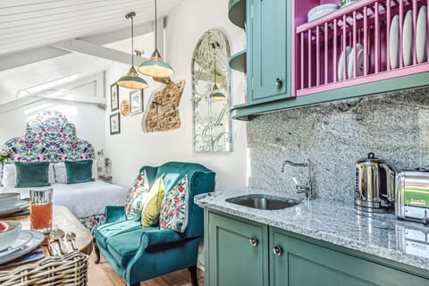 Bed, Coffee/tea facilities, Kitchen or kitchenette, Seating area, Dining area, Bedroom, toaster