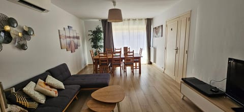 Communal lounge/ TV room, TV and multimedia, Living room, air conditioner, air conditioner