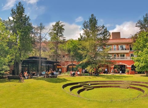 Property building, Restaurant/places to eat, Natural landscape, Garden, Garden view, Shopping Area