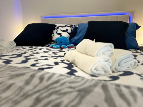 Bed, towels