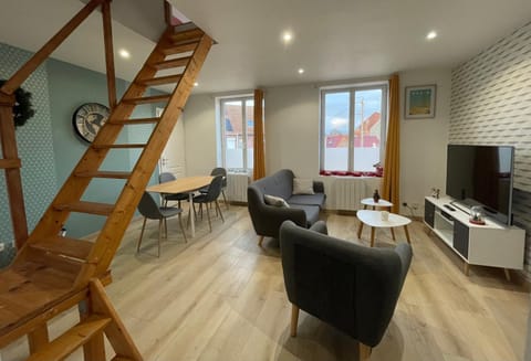 Communal lounge/ TV room, TV and multimedia, Living room, Seating area, Dining area