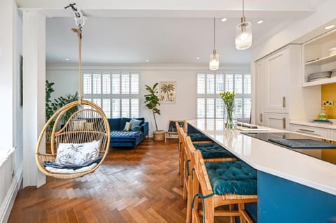 Kitchen or kitchenette, Living room, Seating area