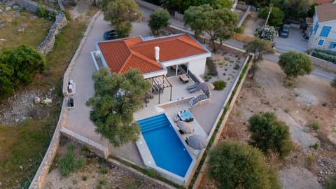 Property building, Garden, Hot Tub, Swimming pool