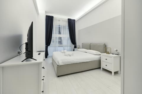 Bed, TV and multimedia, Photo of the whole room, Bedroom