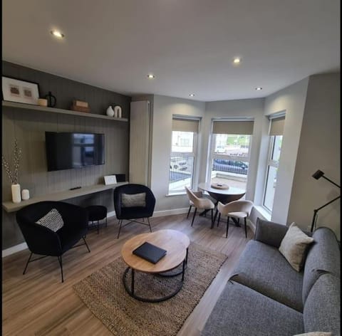 TV and multimedia, Living room, Seating area, Dining area