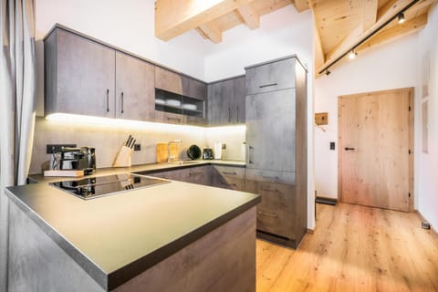 Coffee/tea facilities, Kitchen or kitchenette, dishwasher, oven, stove