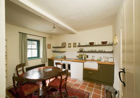 Coffee/tea facilities, Kitchen or kitchenette, oven, pet friendly, stove