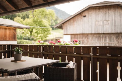 Patio, Spring, Natural landscape, Garden, View (from property/room), Balcony/Terrace, Dining area, Garden view, Mountain view