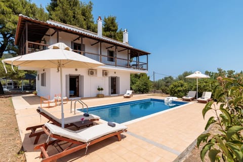 Property building, Patio, Day, Swimming pool, sunbed