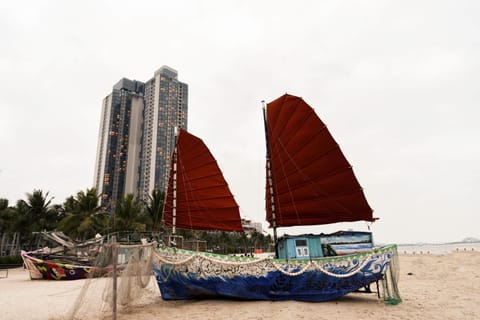 Property building, Communal lounge/ TV room, Day, Activities, Beach, Evening entertainment, Sea view