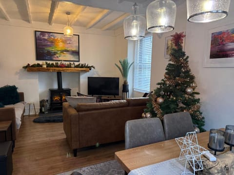 TV and multimedia, Living room, Seating area, Dining area, Evening entertainment