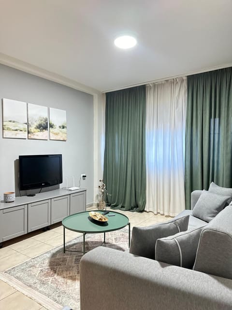 TV and multimedia, Living room, Seating area, Evening entertainment