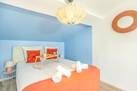 Bed, Photo of the whole room, Bedroom, towels