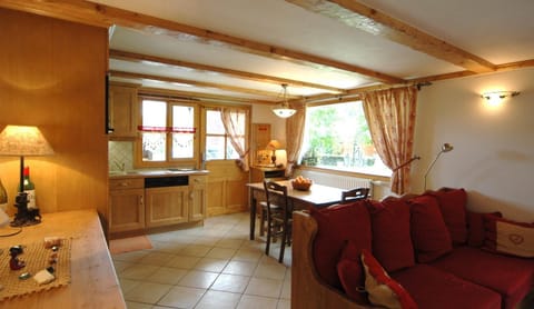 Coffee/tea facilities, Kitchen or kitchenette, Dining area