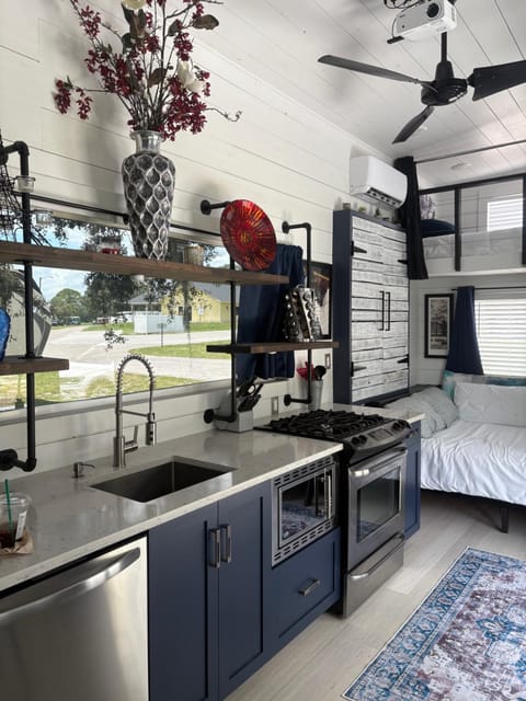 Pet Friendly, Modern Tiny Home in Vibrant Clermont! Villa in Groveland