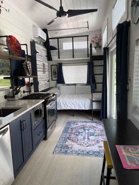 Pet Friendly, Modern Tiny Home in Vibrant Clermont! Villa in Groveland