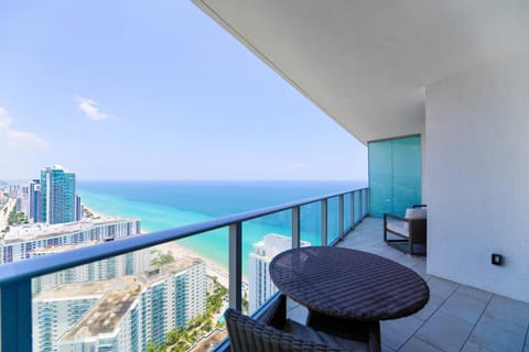 Natural landscape, View (from property/room), Balcony/Terrace, Seating area, Sea view