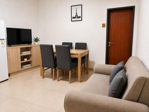 Communal lounge/ TV room, TV and multimedia, Kitchen or kitchenette, Living room, Seating area, Dining area, Evening entertainment