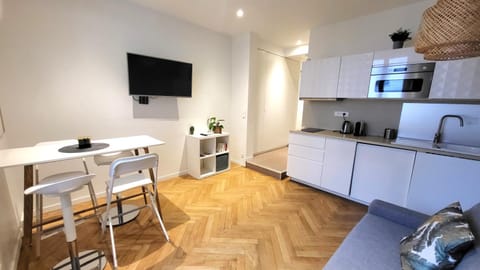 TV and multimedia, Coffee/tea facilities, Kitchen or kitchenette, Dining area, minibar, stove