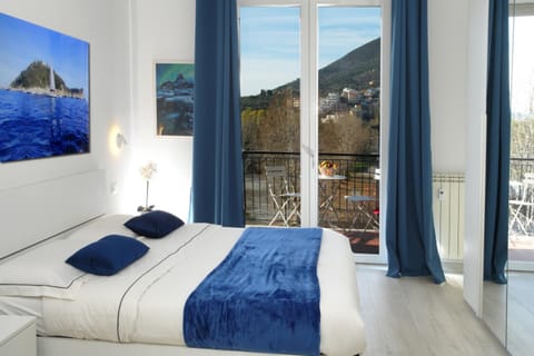 Bed, Natural landscape, View (from property/room), Balcony/Terrace, Photo of the whole room, Bedroom, Mountain view