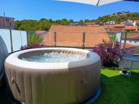 Natural landscape, Hot Tub, Spa and wellness centre/facilities