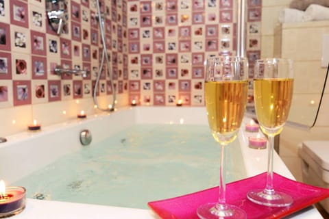 Hot Tub, Bathroom, Spa and wellness centre/facilities, Spa and wellness centre/facilities, Drinks