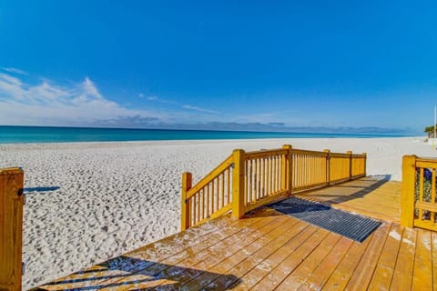 Summit Beach Resort, Unit 704 House in Upper Grand Lagoon