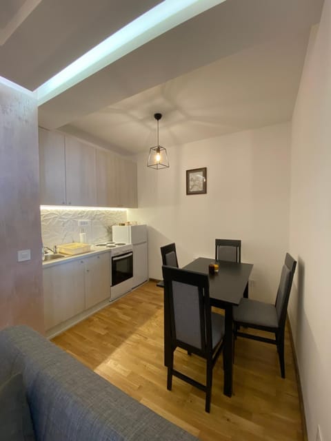 Kitchen or kitchenette, Dining area, pet friendly, stove