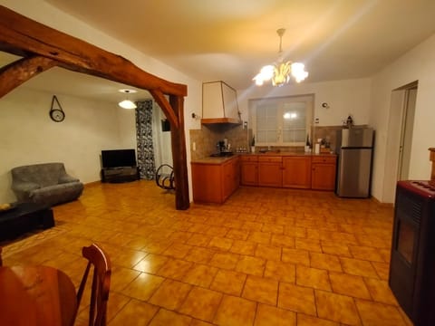 Kitchen or kitchenette, Living room, Seating area, Dining area, stove