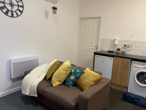 Bed, Living room, Seating area, washing machine