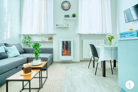 TV and multimedia, Living room, Seating area, Dining area