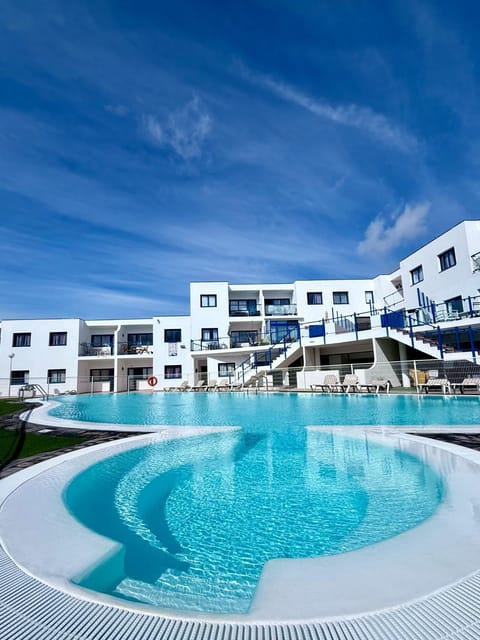 Property building, Day, Pool view, Swimming pool, sunbed