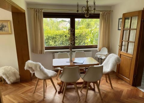 Seating area, Dining area