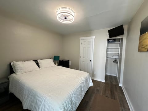 Bed, TV and multimedia, Photo of the whole room, Bedroom, wardrobe