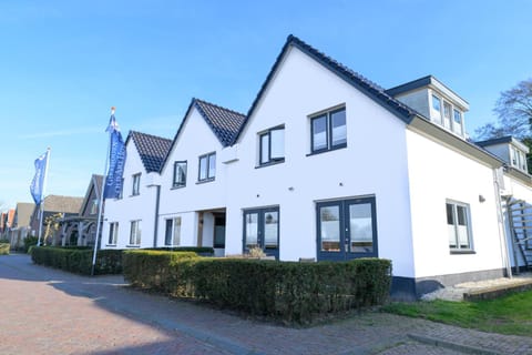 Property building, Balcony/Terrace, Balcony/Terrace