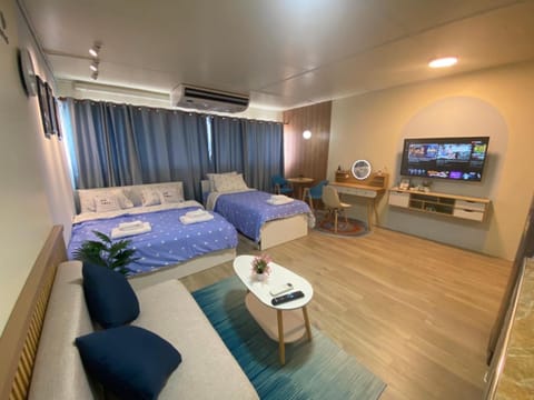 Communal lounge/ TV room, Bed, TV and multimedia, Living room, Photo of the whole room, Seating area, Evening entertainment, Bedroom, air conditioner