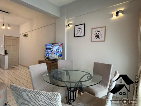 TV and multimedia, Living room, Seating area, Dining area