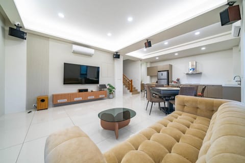 Communal lounge/ TV room, TV and multimedia, Living room