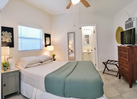 TV and multimedia, Photo of the whole room, Bedroom