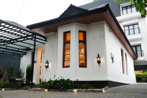 Property building, Facade/entrance
