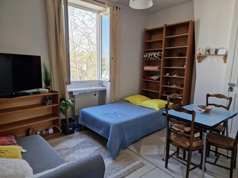 Bed, TV and multimedia, Living room, Dining area