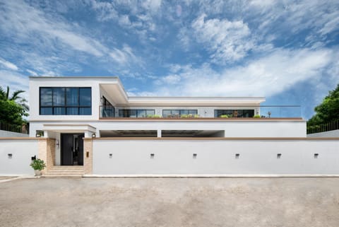 Property building, Day, Balcony/Terrace