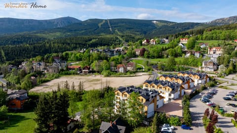 Property building, Neighbourhood, Bird's eye view, Mountain view, Location