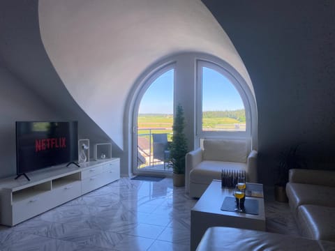 Communal lounge/ TV room, Natural landscape, TV and multimedia, Living room